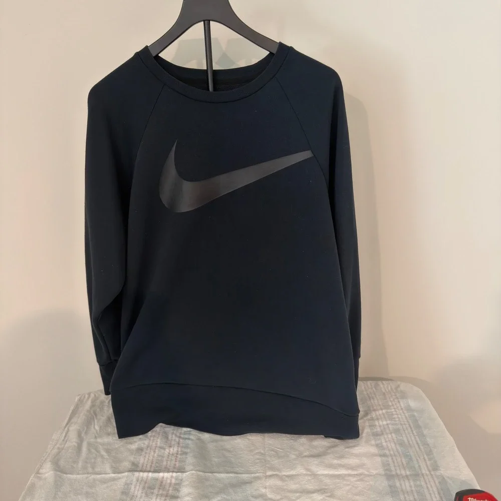 Nike Mens Black Crewneck Sweatshirt Big Swoosh Logo Raglan Pullover
